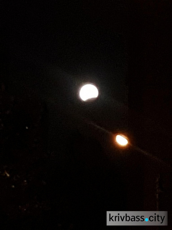 Земля закрыла часть Луны: в Кривом Роге жители увидели лунное затмение (ФОТО+ВИДЕО)
