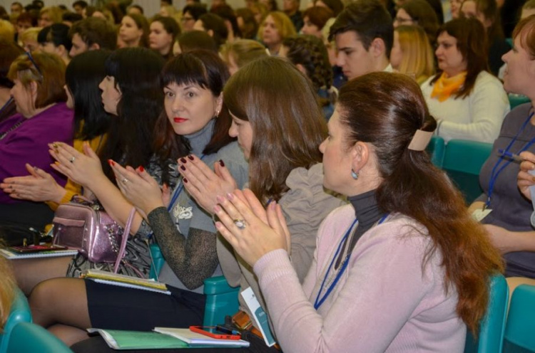  В Украине 118 девушек в возрасте до 14 лет стали мамами: на Днепропетровщине прошел форум по сексуальному образованию (фото)