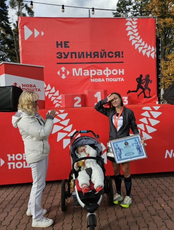 Новий рекорд України: киянка пробігла марафон з дитиною у візку