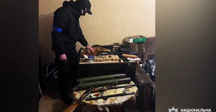 Депутат сільради на Дніпропетровщині незаконно зберігав арсенал зброї