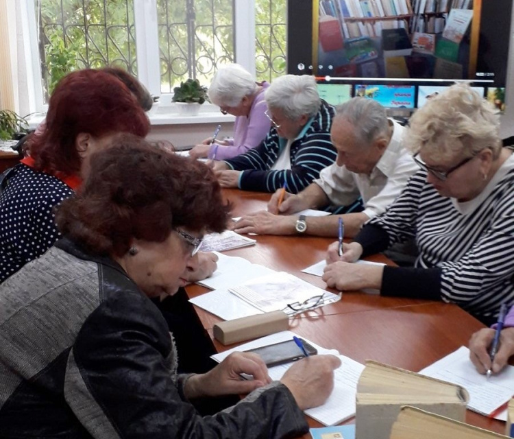 Вчитися ніколи не пізно: у Терцентрі соцобслуговування Інгулецького району вивчають українську мову