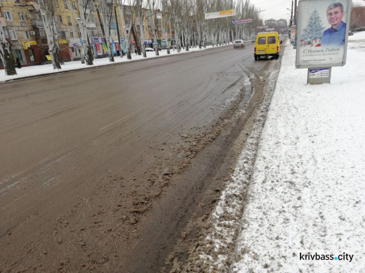 А снег идет: на расчистке дорог в Кривом Роге задействовано 47 единиц техники