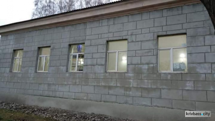 Школьникам Металлургического района в Кривом Роге сделали подарок - обновленный спортивный зал (ФОТО)