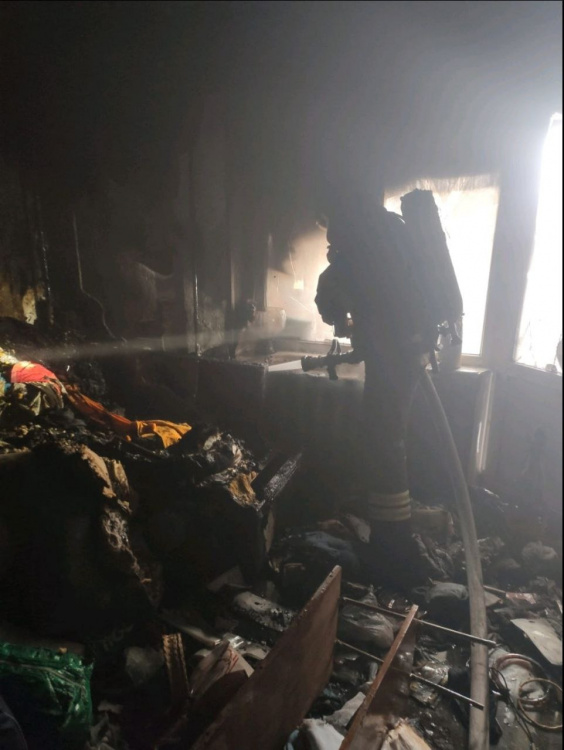 Вогнеборці врятували літню криворожанку з палаючої квартири