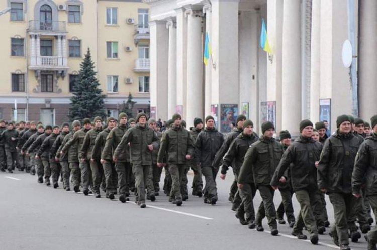 Гвардейцы поддержали акцию и прошлись по центральной улице Кривого Рога (фото)