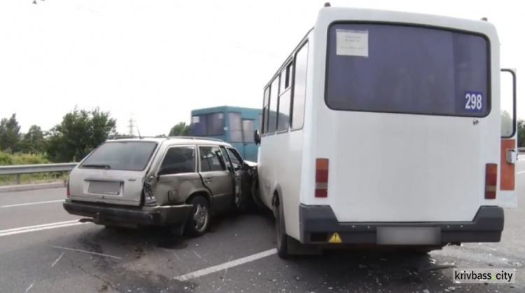 В Кривом Роге автомобиль Мерседес врезался в маршрутку с пассажирами (ФОТО)