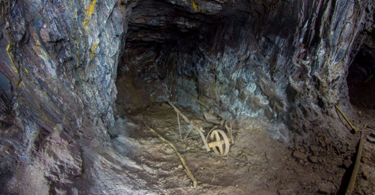 В Кривом Роге в одной из заброшенных шахт были найдены вещи дореволюционной эпохи (фото, видео)