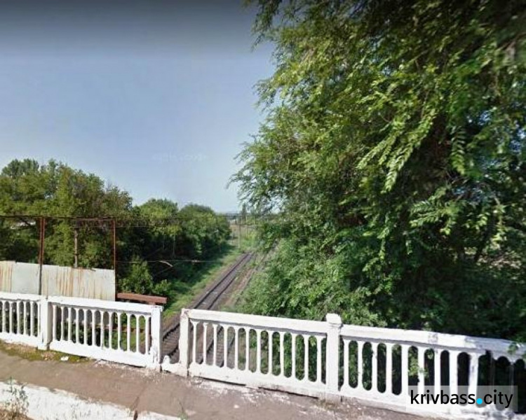 В Кривом Роге пешеходы ходят по лезвию ножа: железнодорожный мост в аварийном состоянии (ФОТО)