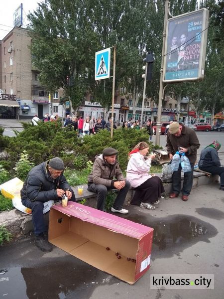 В центре Кривого Рога разбили палатки и бесплатно раздавали еду (ФОТО)