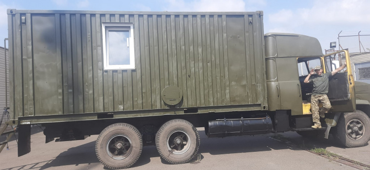 Криворізькі благодійники виготовили вже 10 мобільний лазнево-пральний комплекс для військових