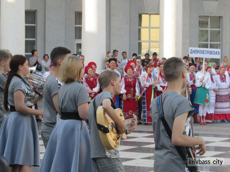 В Кривом Роге стартовал 9-й фестиваль народного творчества "Червона калина" (фото)