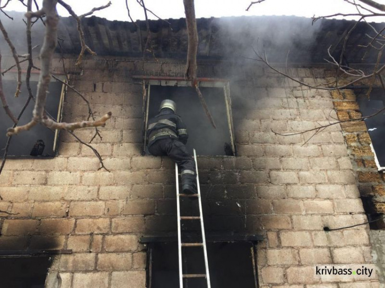 В частном секторе Кривого Рога горел жилой дом (ФОТО)