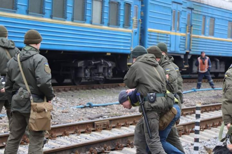 Неудачный побег: рядом со станцией Кривой Рог-Главный гвардейцы изловили преступника (фото)