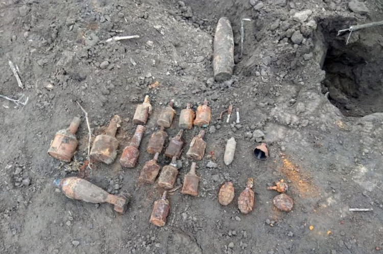 Привет из прошлого: на Днепропетровщине члены историко-поисковой группы обнаружили 25 боеприпасов (фото)