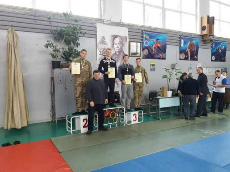 Криворожская команда спортсменов вернулась с областного чемпионата по сумо победителями (фото)
