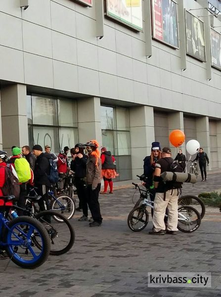 Велозабег в маскарадных костюмах: как в Кривом Роге отметили Хэллоуин (ФОТО)