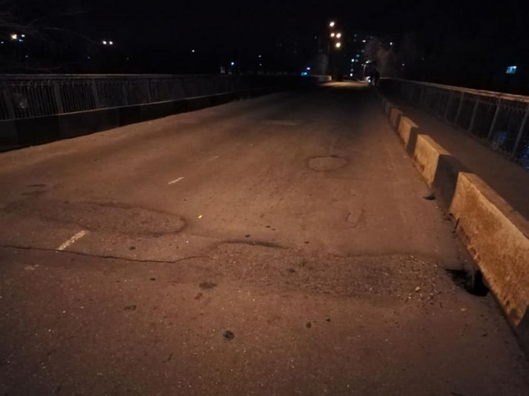 В Кривом Роге дети и собаки проваливаются в дыры Гданцевского моста