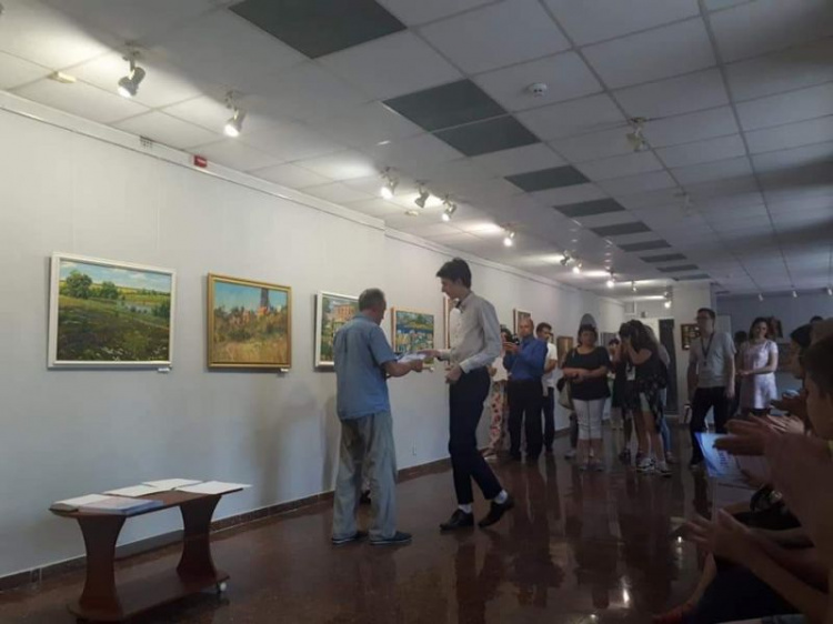 Более 100 участников: в криворожском выставочном зале открылась выставка лучших работ (фото)