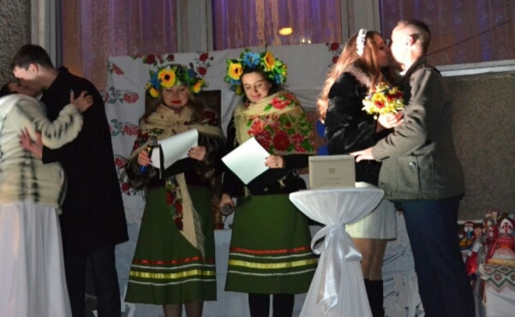 Пробы пера: в Кривом Роге провели настоящие украинские свадьбы и праздник Маланки (ФОТО)