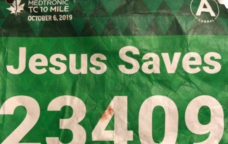 Бегуна с наклейкой "Иисус спасет" спас оппонент по имени Иисус (ФОТО)