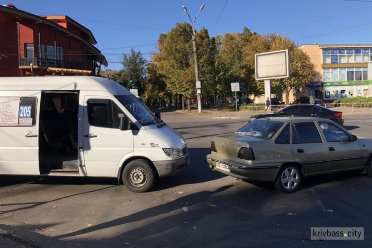 В Кривом Роге маршрутка с пассажирами столкнулась с легковушкой (ФОТО)