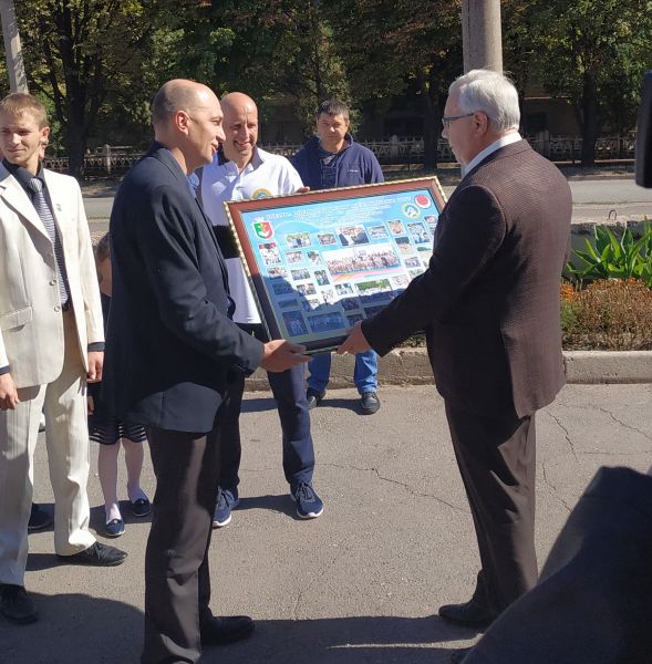 Мэру Кривого Рога вручили сувенир с автографамии криворожан на память (ФОТО)