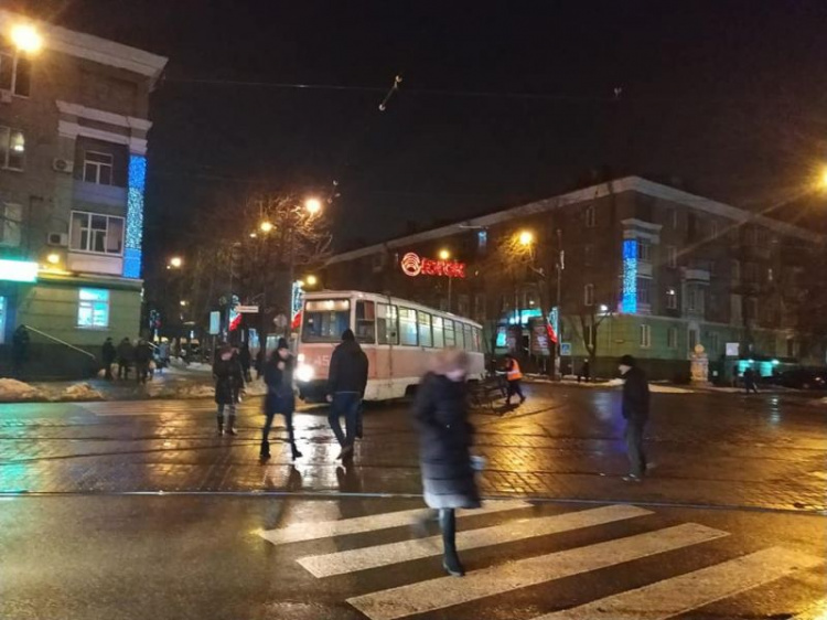 Коммунальный транспорт рассыпается по частям: в Кривом Роге у трамвая на ходу отвалились рога (фото, видео)