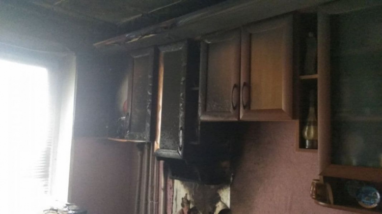 На вихідних у Тернівському районі спалахнула кухня у квартирі