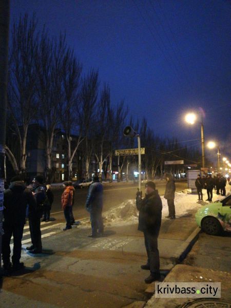 В Кривом Роге жители в знак протеста против подорожания проезда в маршрутках перекрыли дорогу (фото)