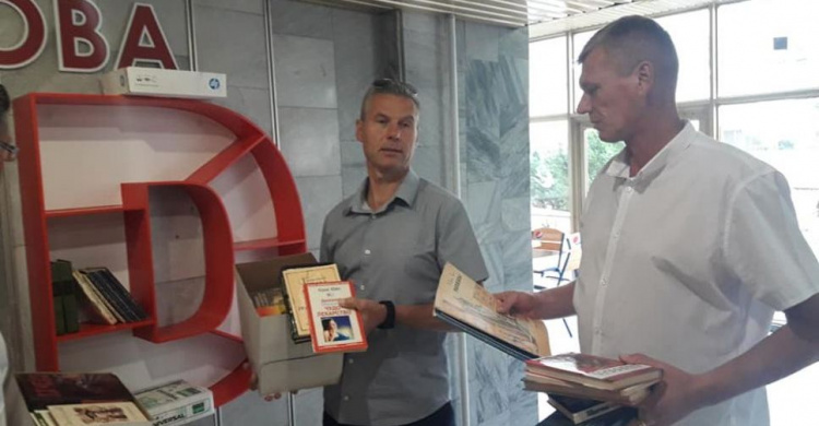 Волонтеры Кривого Рога отвезли книги в больницу им. Мечникова