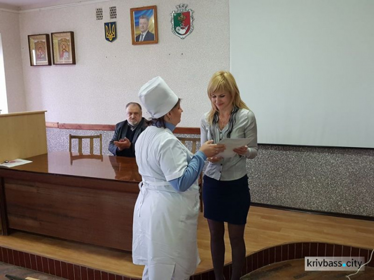 Волонтеры Кривого Рога наградили медиков ко Дню защитника Украины (ФОТО)