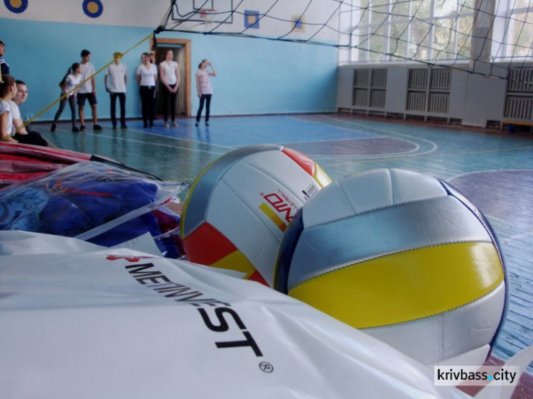 Лучшее - детям: открыта новая волейбольная площадка в одной из школ Кривого Рога