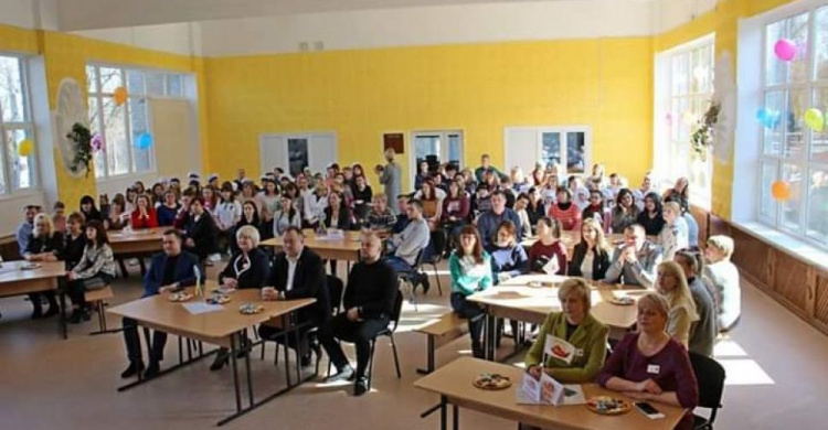 Современный дизайн: в одном из учебных заведений Кривого Рога открыли новую столовую (фото)