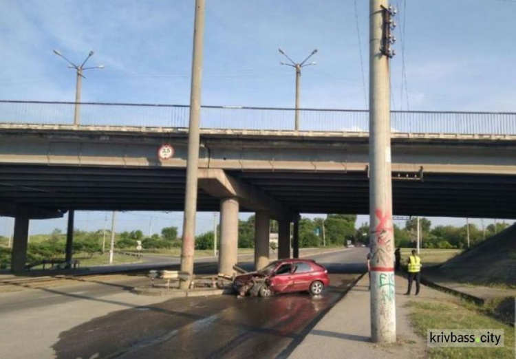 В Кривом Роге легковушка врезалась в отбойник под мостом (ФОТО)