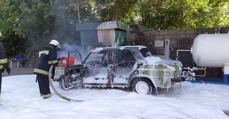 В Кривом Роге на газовой заправке загорелся автомобиль (ФОТО)