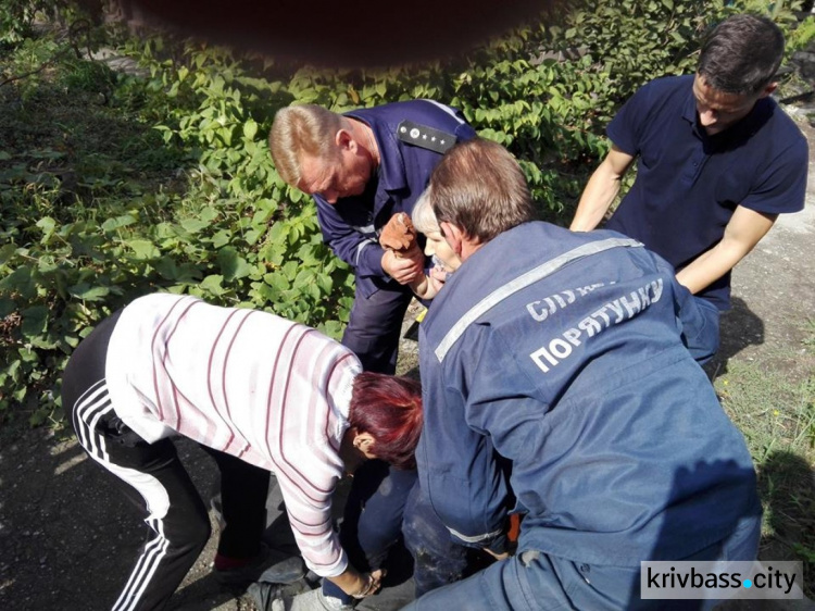 В Кривом Роге женщина упала в открытый люк. Ее доставали спасатели (ФОТО)