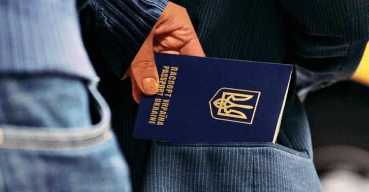 Бдительный криворожский студент помешал воровке стащить паспорт у пенсионера