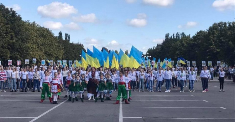 Более двух тысяч жителей Кривого Рога прошлись по улицам города в вышиванках (ФОТО)