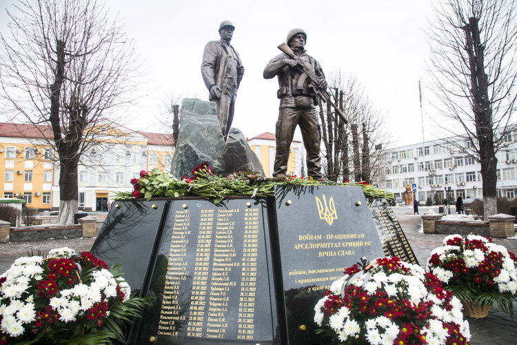 У День Соборності України на промисловому підприємстві відкрили пам’ятник воїнам-працівникам (фото)