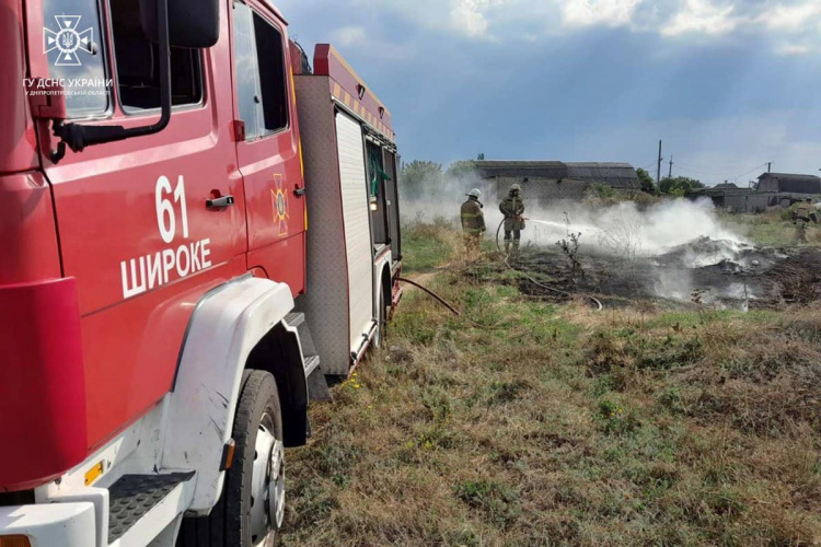Громади Дніпропетровщини палають: протягом доби надзвичайники понад 30 разів гасили пожежі в екосистемах
