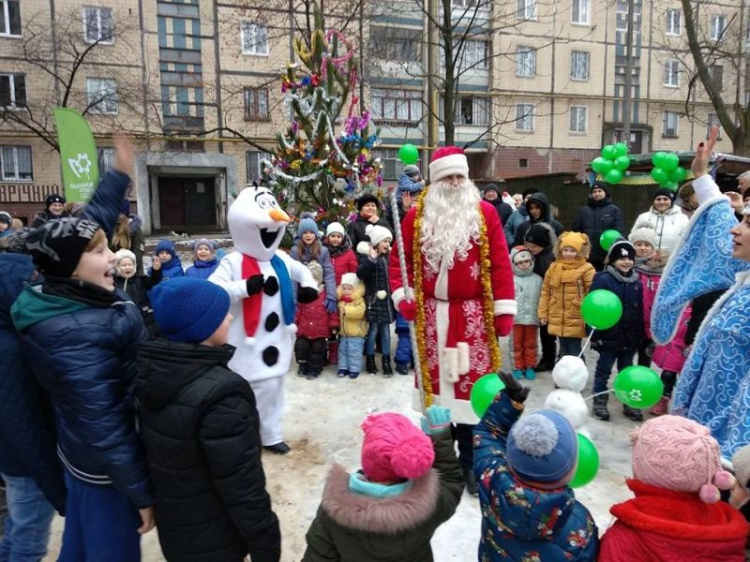 Ёлка, дед Мороз и сладости: как прошли праздники дворов в районах Кривого Рога (фото)