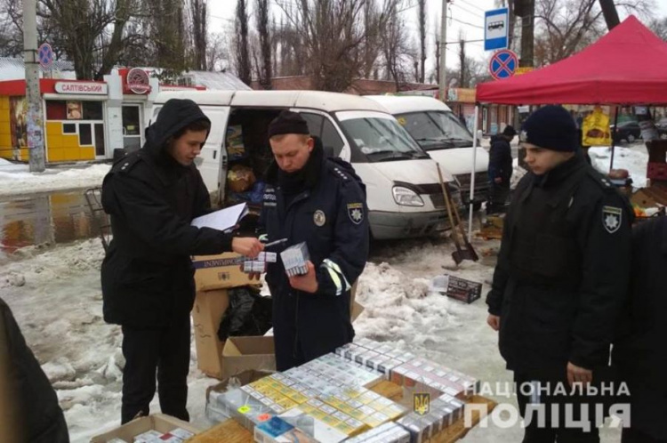 Полицейские Кривого Рога изъяли около 2,5 тысяч пачек сигарет без акциза (фото)