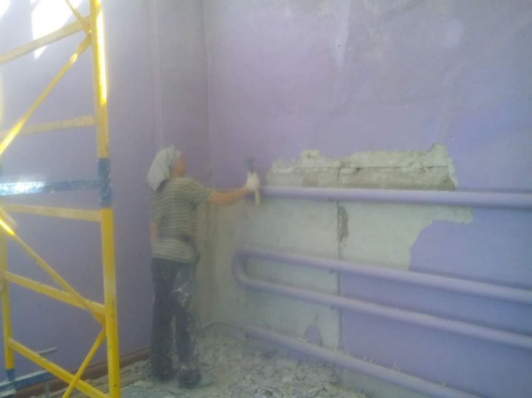 В Криворожской школе проходит капитальный ремонт спортзала (фото)