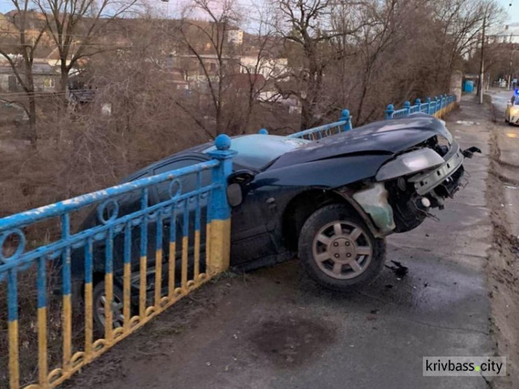 Автомобіль ледве не впав з мосту - рятувальники вчасно прибули!