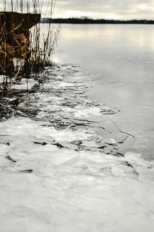 У Покровському районі дівчинка провалилась під лід