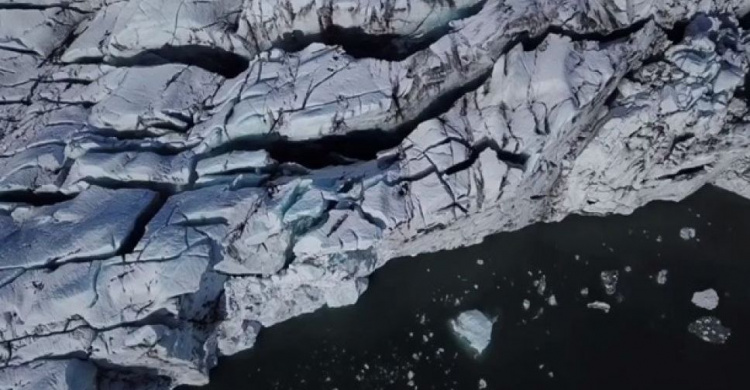 Волна от падения ледника едва не потопила туристов (ВИДЕО)