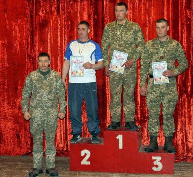 На базе криворожской танковой бригады прошёл чемпионат по армспорту (фото)