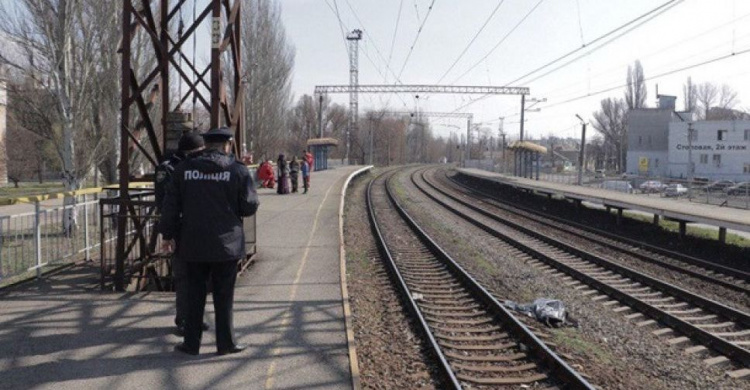 Молодой мужчина попал под поезд Кривой Рог-Москва: виноваты наушники