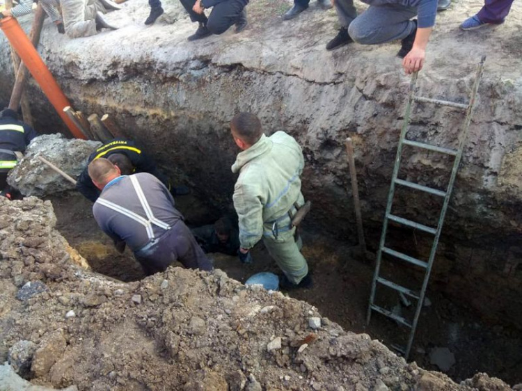 Обвал грунта на Днепропетровщине: ремонтники оказались под завалами (видео)