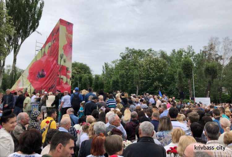 Несколько тысяч жителей Кривого Рога вышли на районное торжество к 9 мая (ФОТО)